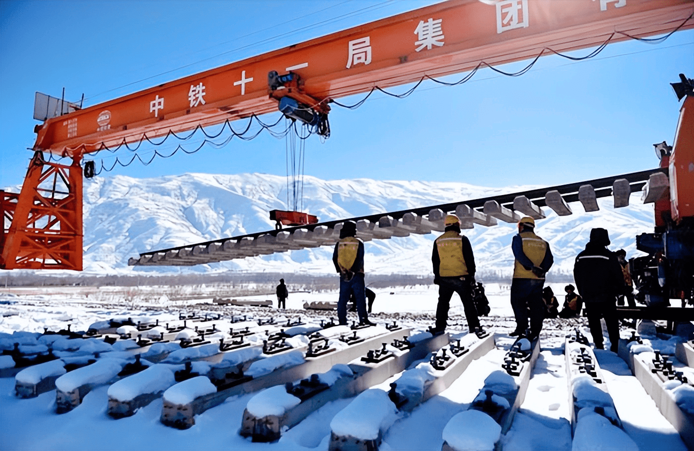 中国花费重金,横跨14条河21座高山,修建川藏铁路到底值不值?