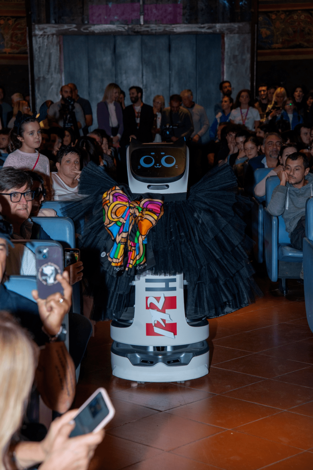 不只是走秀,贝拉在意大利t台定义新时尚_机器人_创新_服装