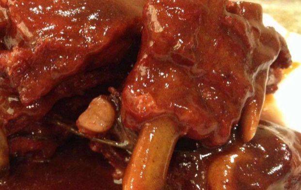 江苏美食无锡肉骨头，色泽酱红，肉质酥烂 