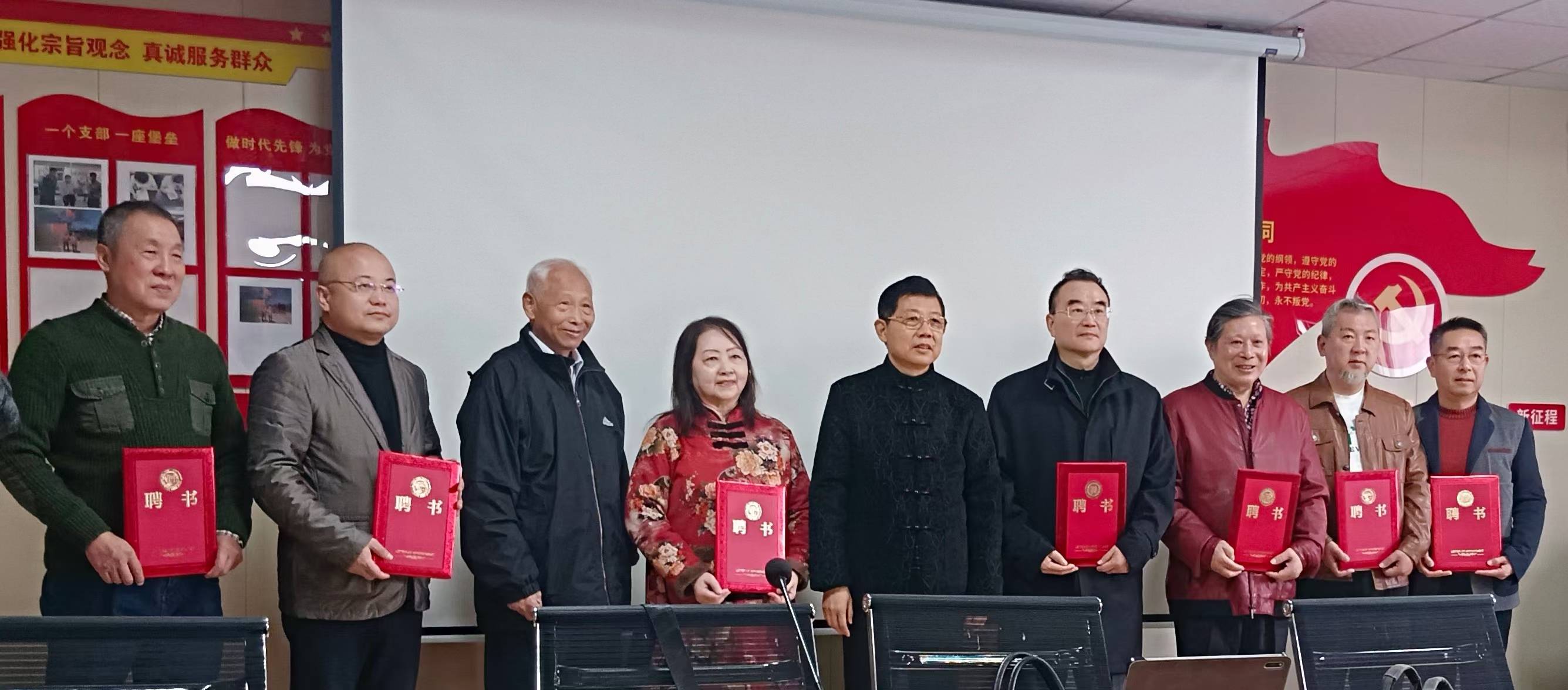 江南诗画院副院长陆正祥 向西洋湖养蜂合作社赠送书法作品"蜂起云涌"