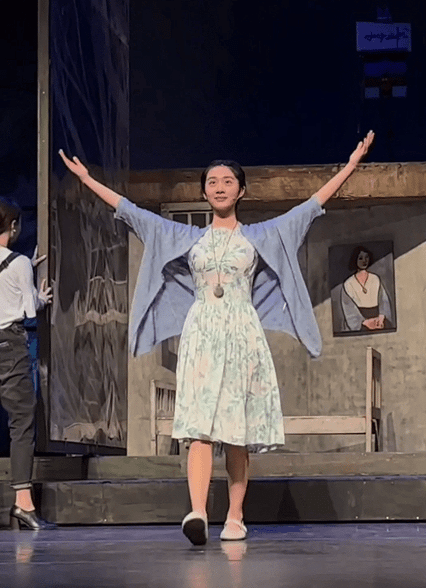 黄多多澳门出演话剧,17岁身体已经发育很成熟,与何炅牵手关系亲_才华