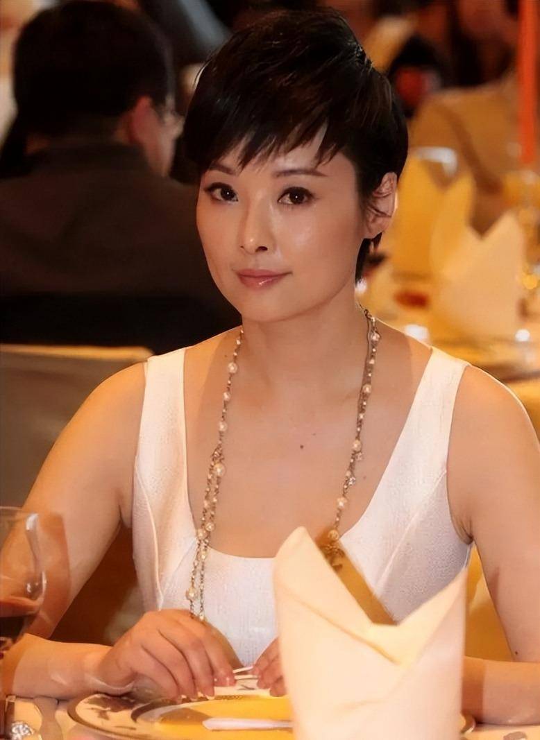 三婚四恋多段绯闻,孤傲女王袁立,走到今天的结局该怪谁_徐威_因为