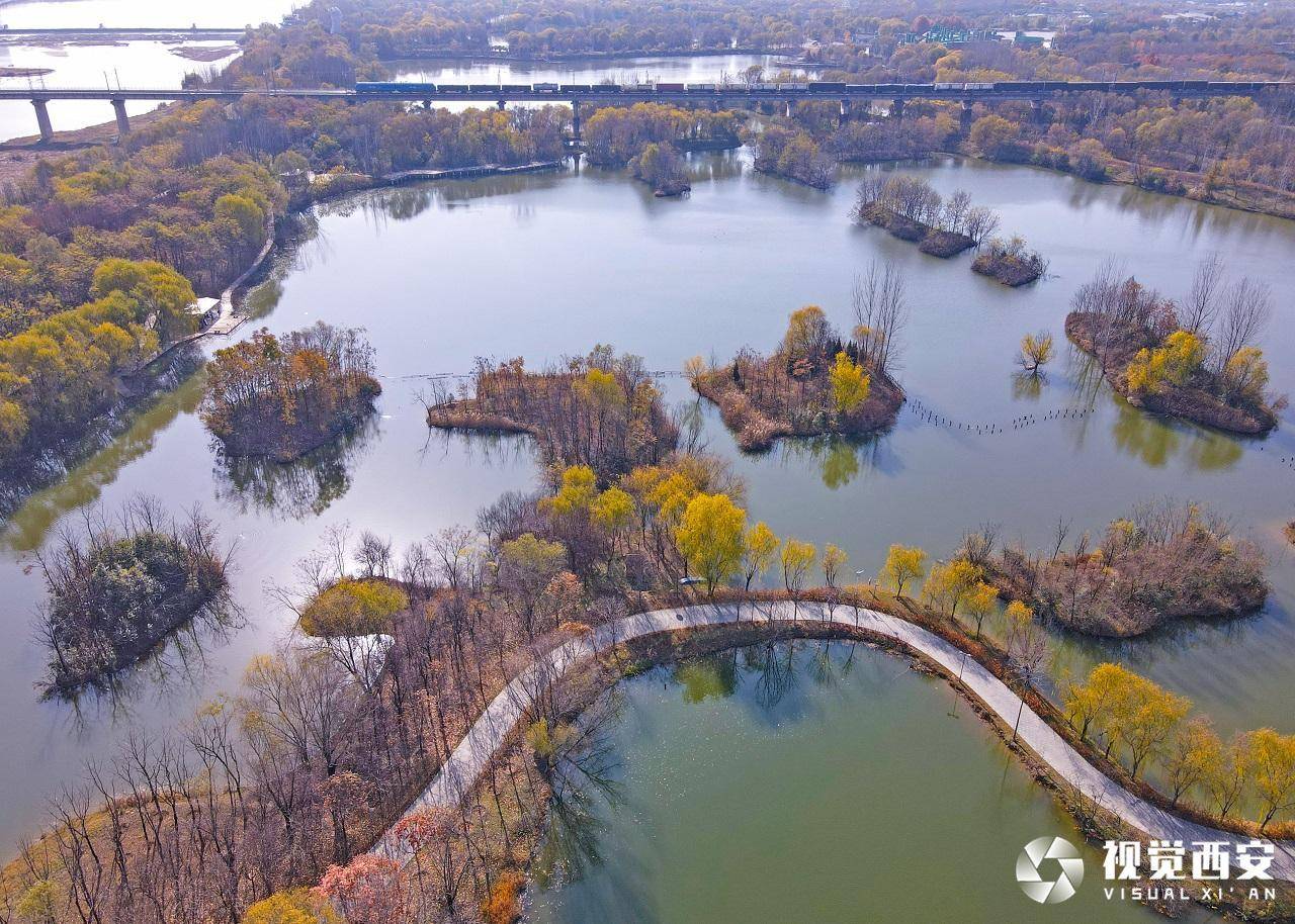 记者通过无人机从空中俯瞰西安浐灞国家湿地公园,西安湖,紫薇湖,景区