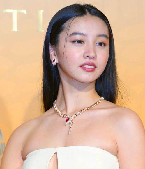 19岁木村光希最新生图肤色黑打扮老气,副乳明显,一口黄牙引争议_时尚