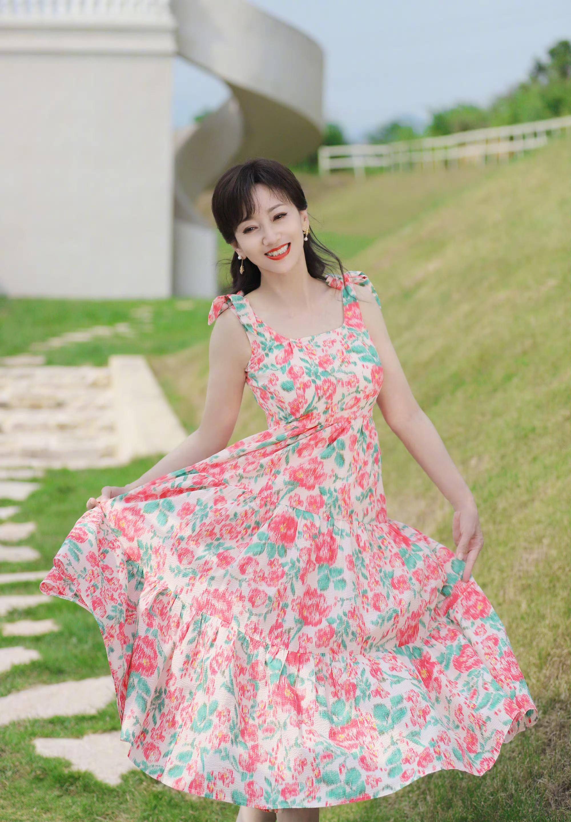 赵雅芝70岁生日照,纤腰,少女脸赛过40岁风姿,真是"人比花娇"_裙子