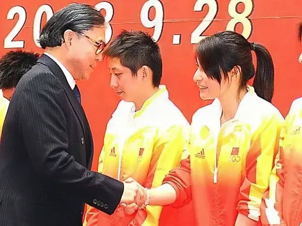 77岁霍震霆获大紫荆勋章!三子祝贺,郭晶晶气场炸裂!_霍家_香港_儿子