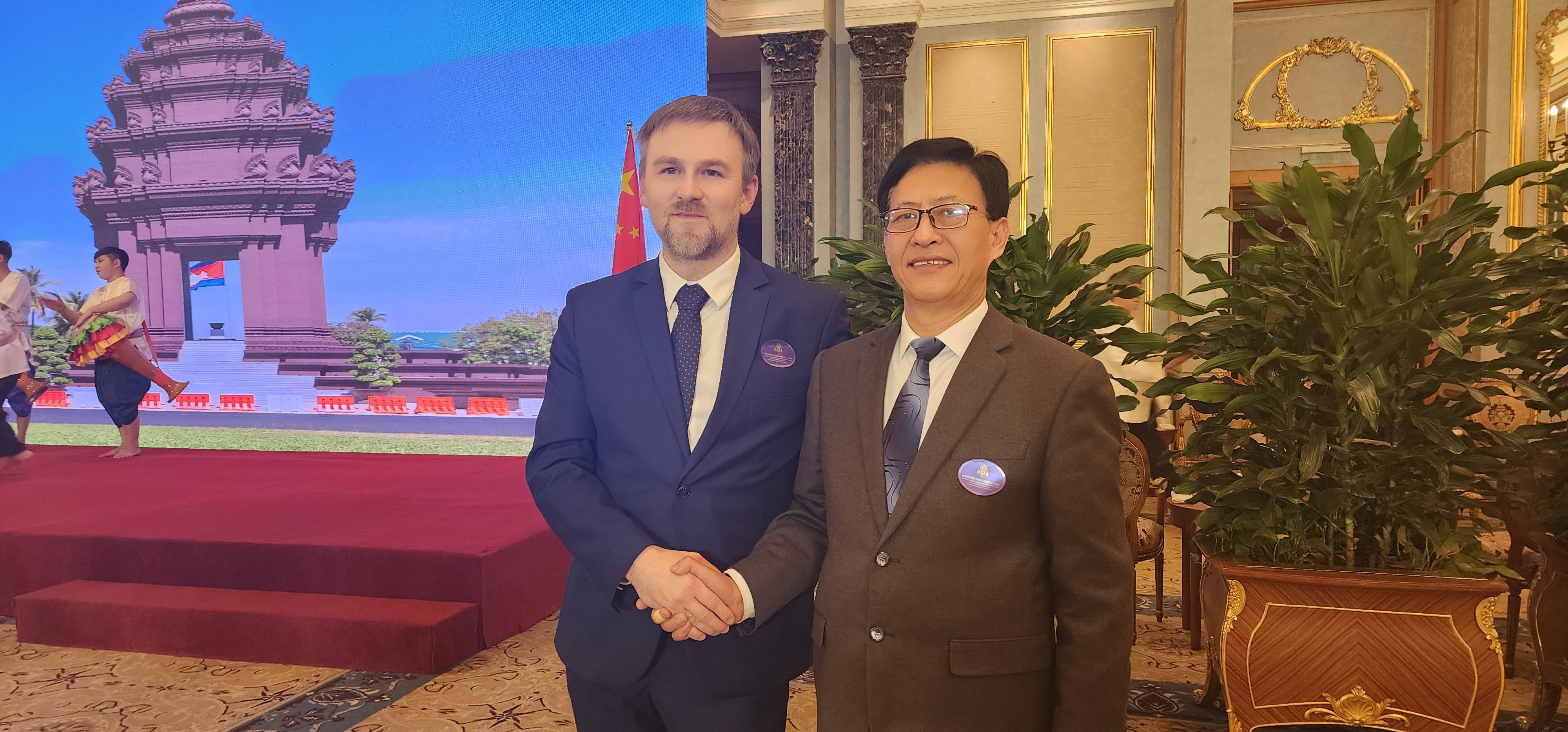 著名外交书法家王海青受邀参加喀麦隆和兼埔寨国家庆典活动