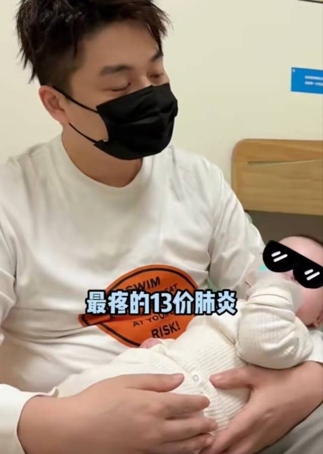 沈涛夫妇带娃打疫苗,半岁"小板栗"头大随爸爸,高颜值太太贤惠_儿子