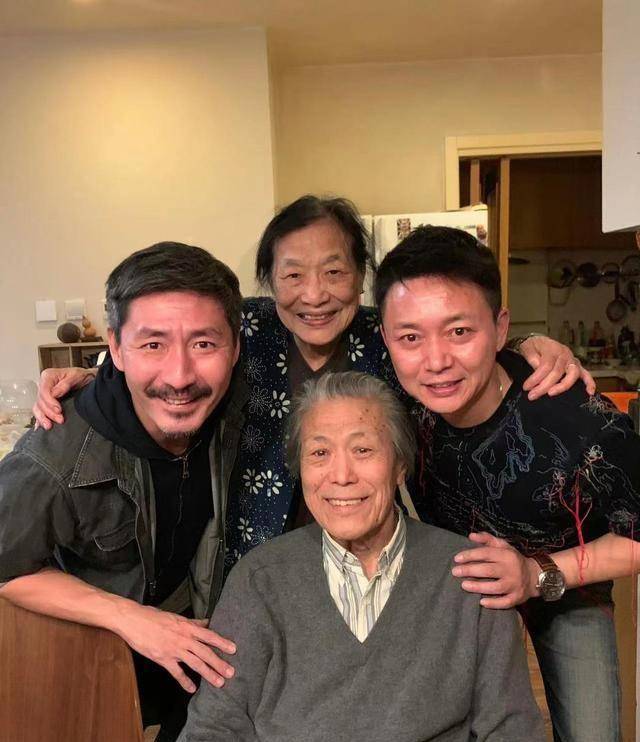 和李苒苒父子培养了一批影视明星名家,包括张艺谋,唐国强,张嘉译
