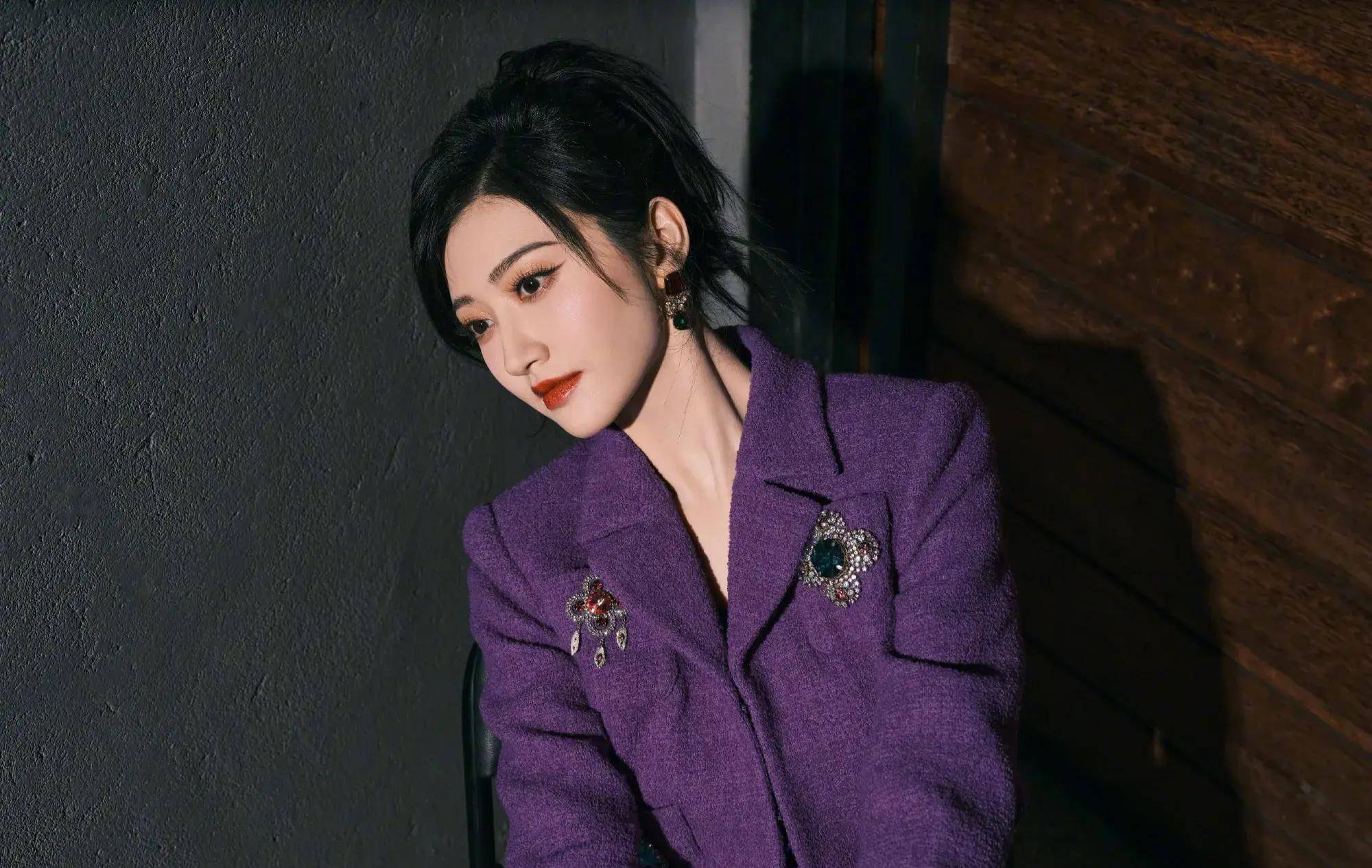 景甜内衣选择黑色,耳环选择深色!鞋子方面我选择了黑色的靴子!