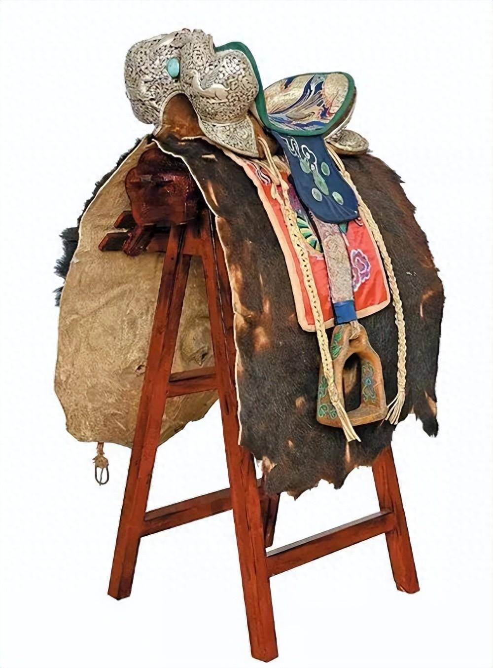 皮革工艺笼头 马鞍 马鞭 绳索等的制造马鞍用柳木 榆木等打造而成刺绣