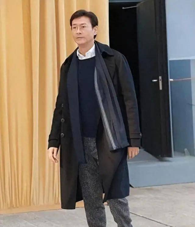 老戏骨郑少秋76岁风度翩翩,假发常驻儒雅气质,真帅一辈子_衬衫_西装