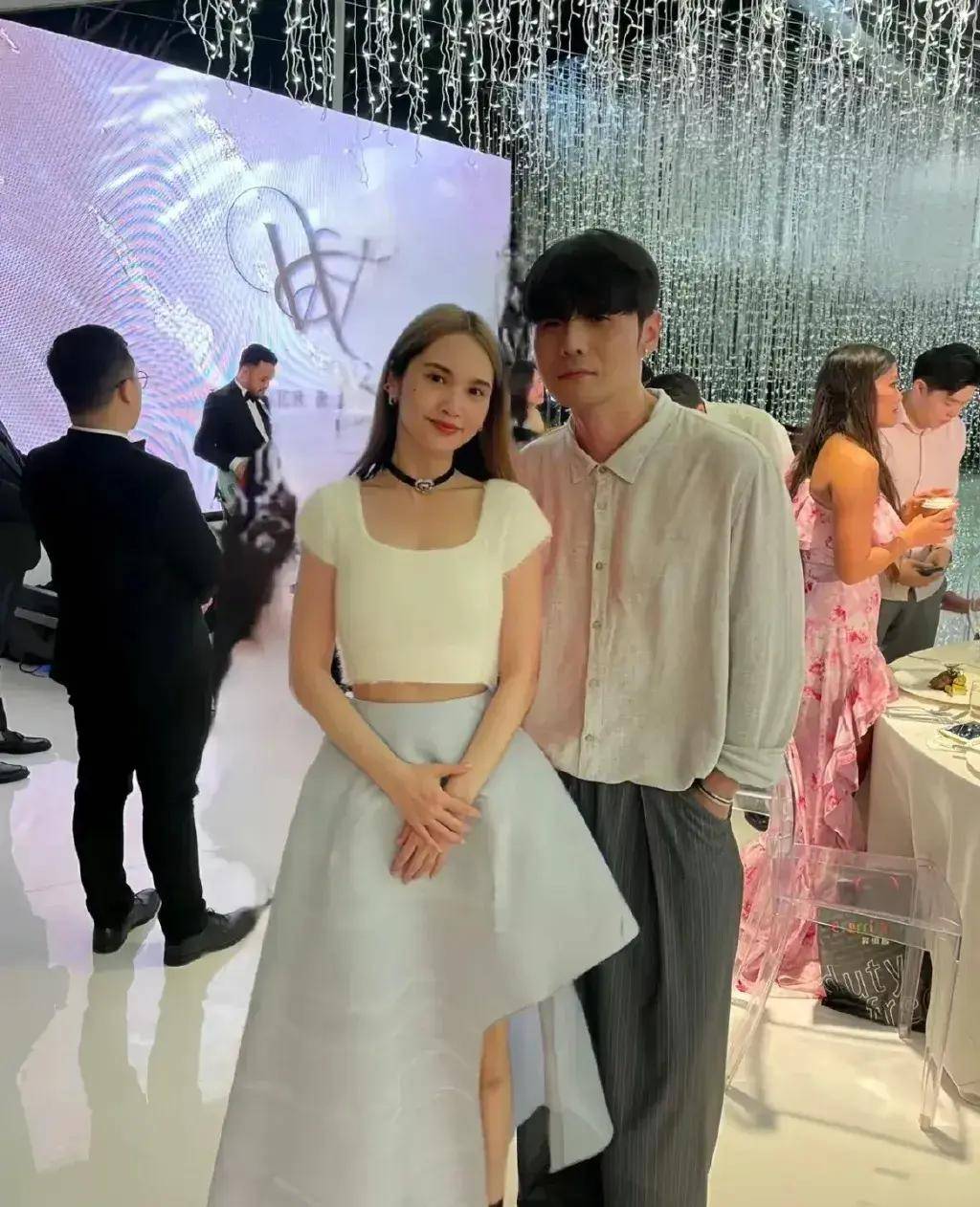 陈妍希亮相潘玮柏宣云婚礼,粉色吊带裙粉色披肩发,杨丞琳很抢镜_友谊