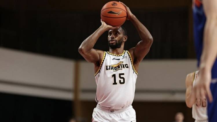 菲尔德防住了张帆,裁判却没防住弗格,对攻大战,辽篮险胜北控_比赛_1