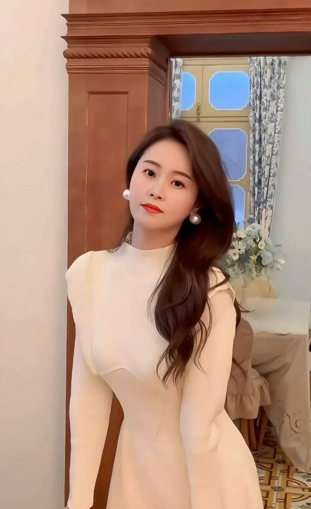 街拍:女人味十足!小阿姨的微笑与表情让人沉醉