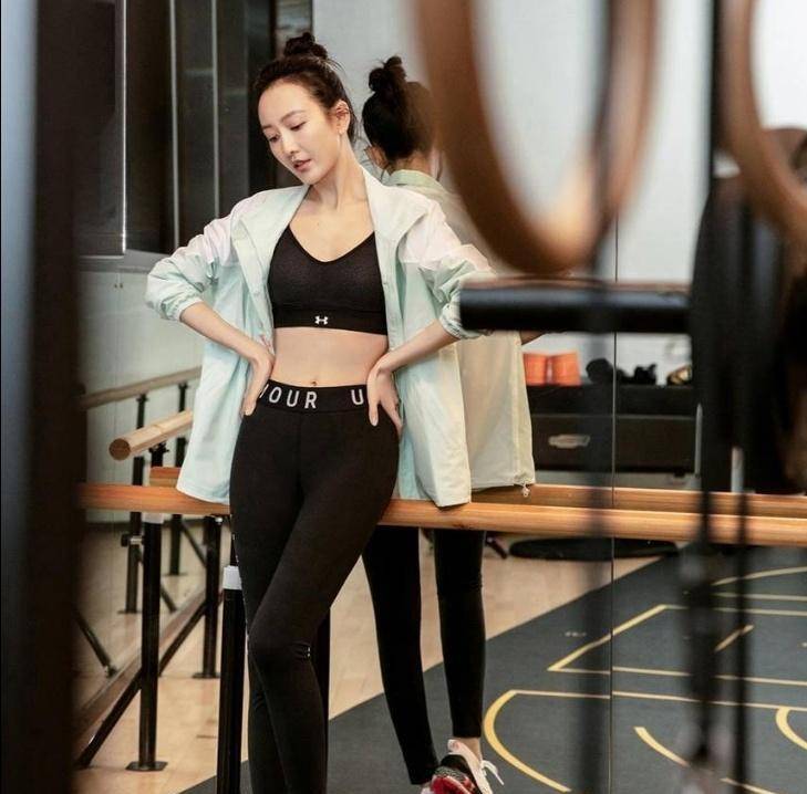 王鸥不愧是妖艳女王,紧身裤搭配迷你上衣大秀完美身姿!