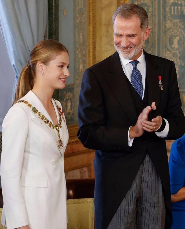 18岁莱昂诺尔真优雅,白色套装初显女王风,母亲皇家蓝裙子做陪衬_王室