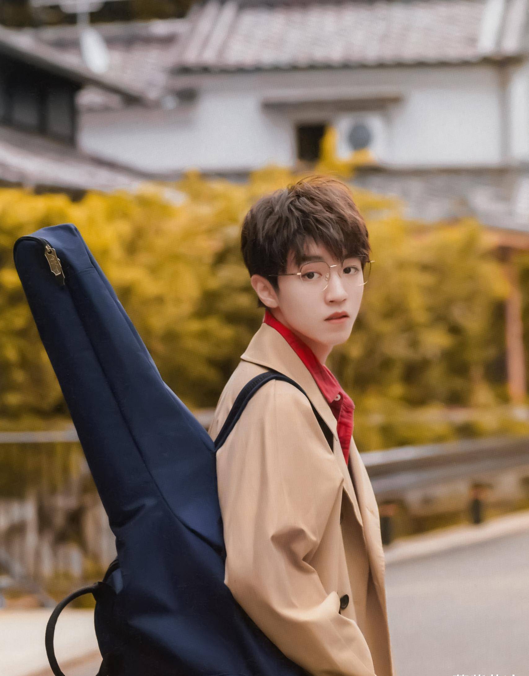 王俊凯把"混搭风"穿火了,长袖外套配短裤,帅气得让人忽略年龄_时尚