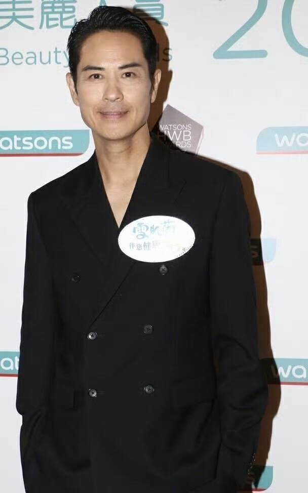 郑嘉颖虽然已经年过半百,但仍像邻家的三十多岁的帅哥一样,年龄冻结了