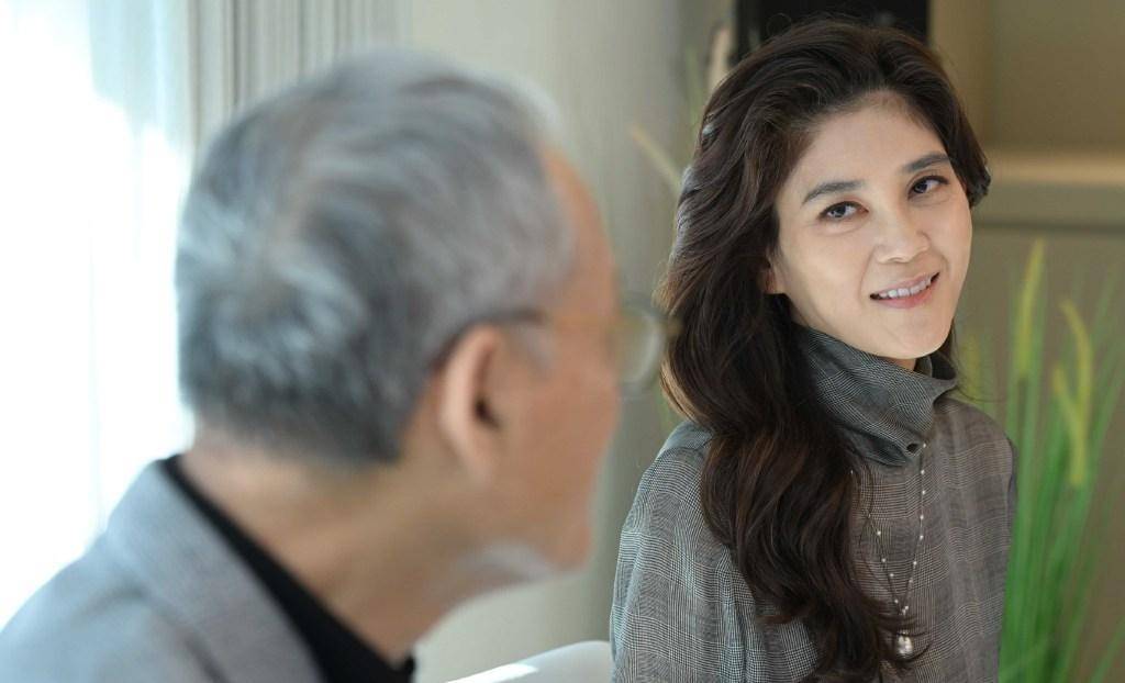 阔太李富真出席活动,穿羊毛衫配黑裙又美又飒,素颜出镜不涂口红_裙子