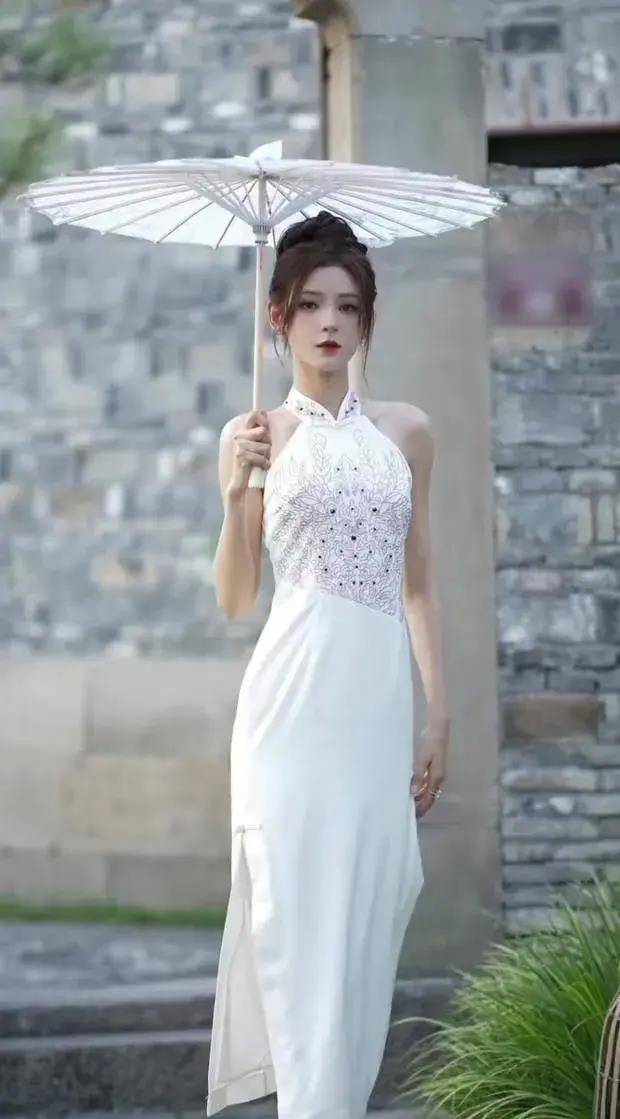 张予曦白色旗袍造型惊艳亮相,清新高贵身材曼妙