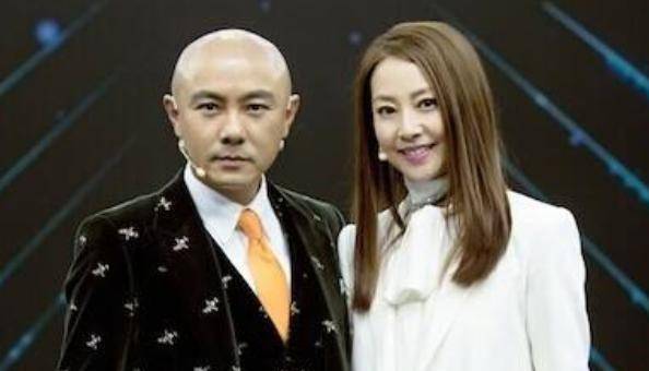 张卫健两次恋爱失败,被亲弟弟反咬一口,和老婆张茜13年无子无女