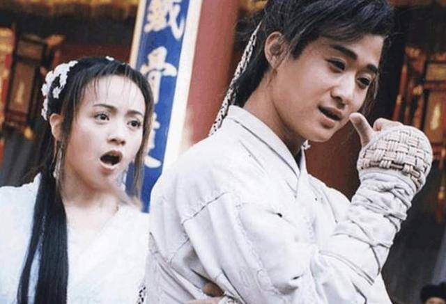 吴京谢楠户外烧烤聚会,一头白发引人注目,老了很多_成功_时候_形象