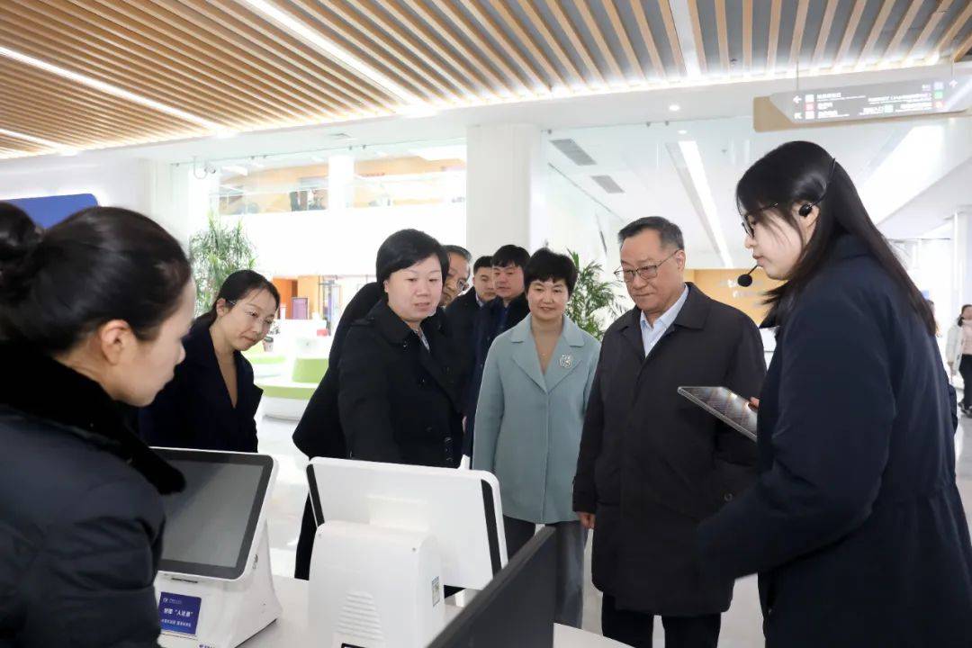 李驰一行还参观县市民中心,县联创中心和朝阳智慧街区等地.