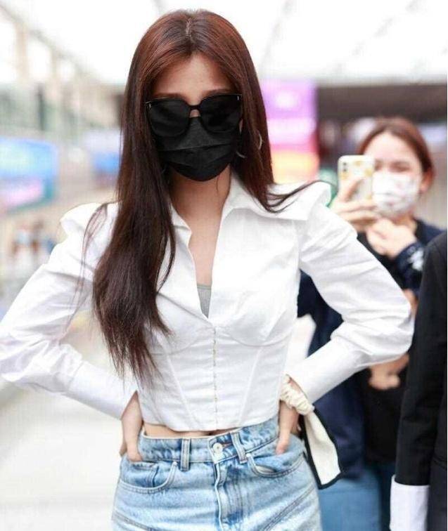 虞书欣挑战制服风味,八角牛仔裤搭配白色衬衣尽显女王风采!