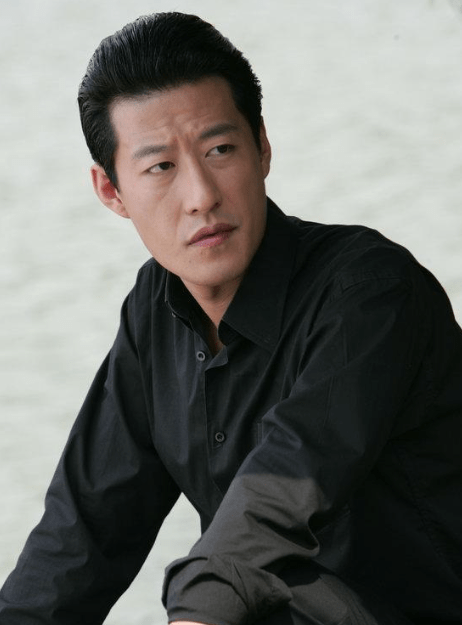 于震:二婚娶小13岁娇妻,婚后连生三胎,如今一家五口其乐融融_表演