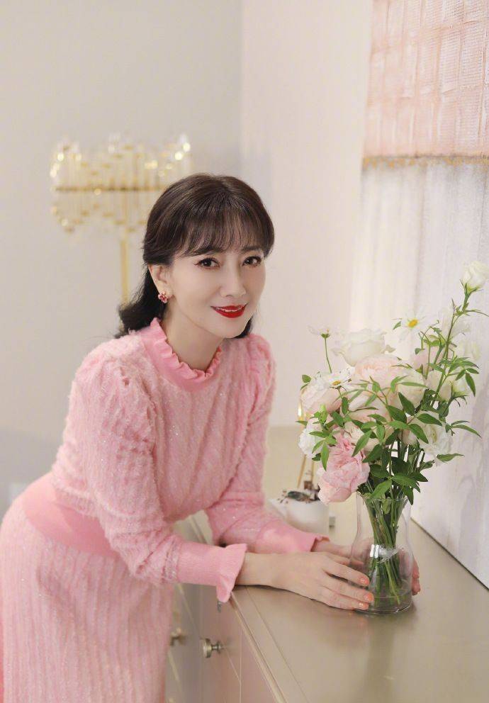 70岁赵雅芝拍戏被偶遇,生图曝光!