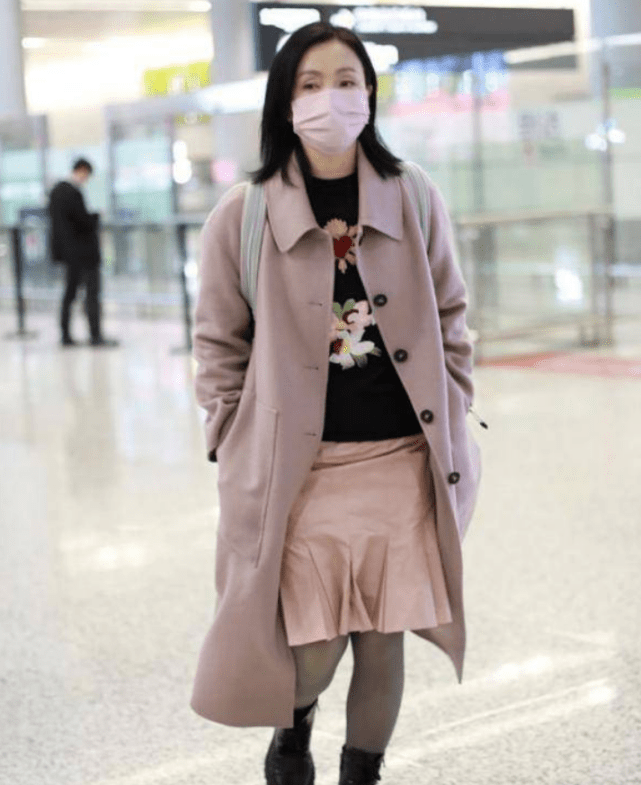 不得不承认,这样自信的小陶虹,看起来依旧女神气质满满,虽然发福的