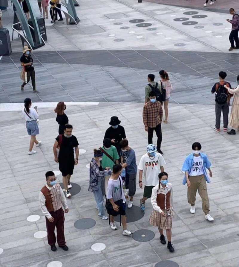 王俊凯,刘昊然和胡先煦同游迪士尼 三人神仙同框!_网友_电影_影视剧