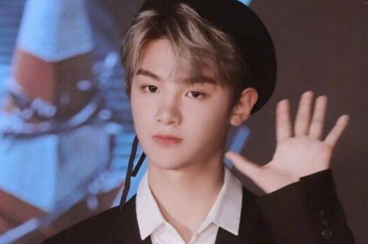 黄明昊"寸头"亮相,发型撞脸王源,以为真成精神小伙_短发_小贾_节目