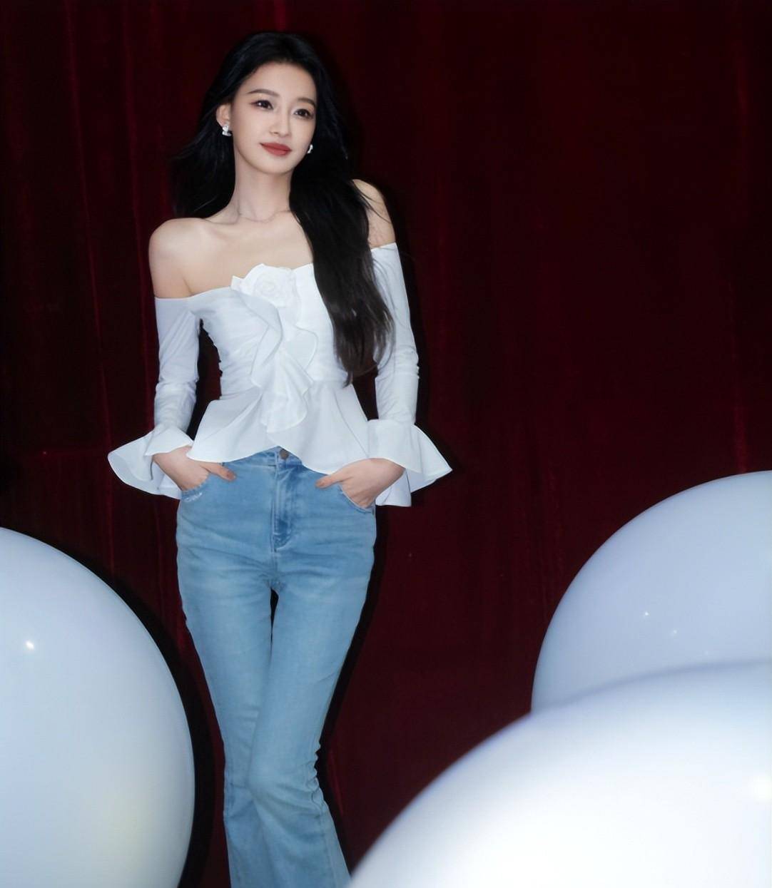 孙怡穿白衬衫牛仔裤拍照,非常漂亮_时尚_魅力_设计