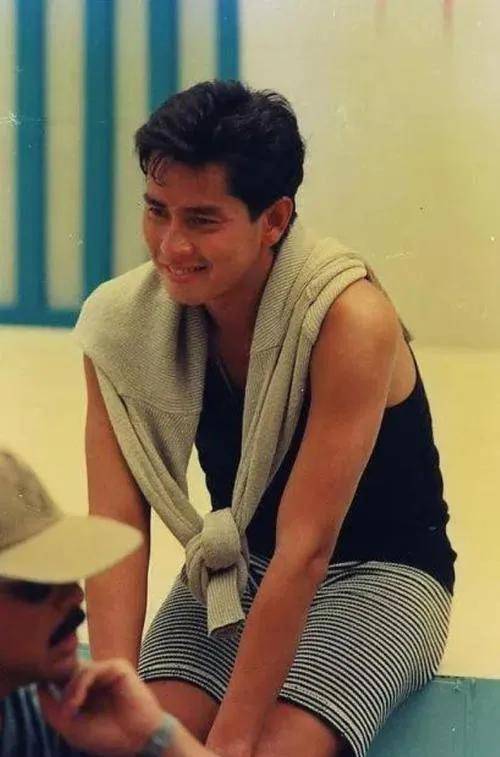 "校长"谭咏麟的潇洒史,以及让他爱不释手的小22岁女粉丝_小时候_父亲