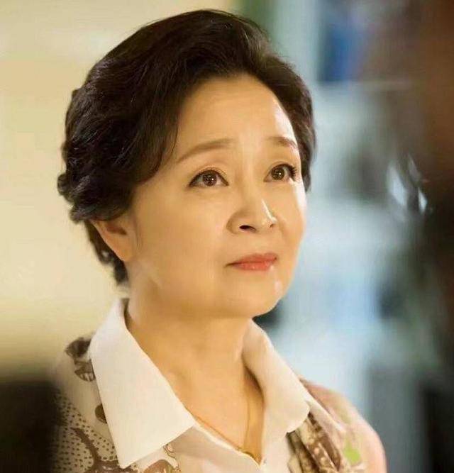 刘莉莉:演"巧姑"成名,离婚后嫁富商,大龄女儿是骄傲也是心病_刘丽丽