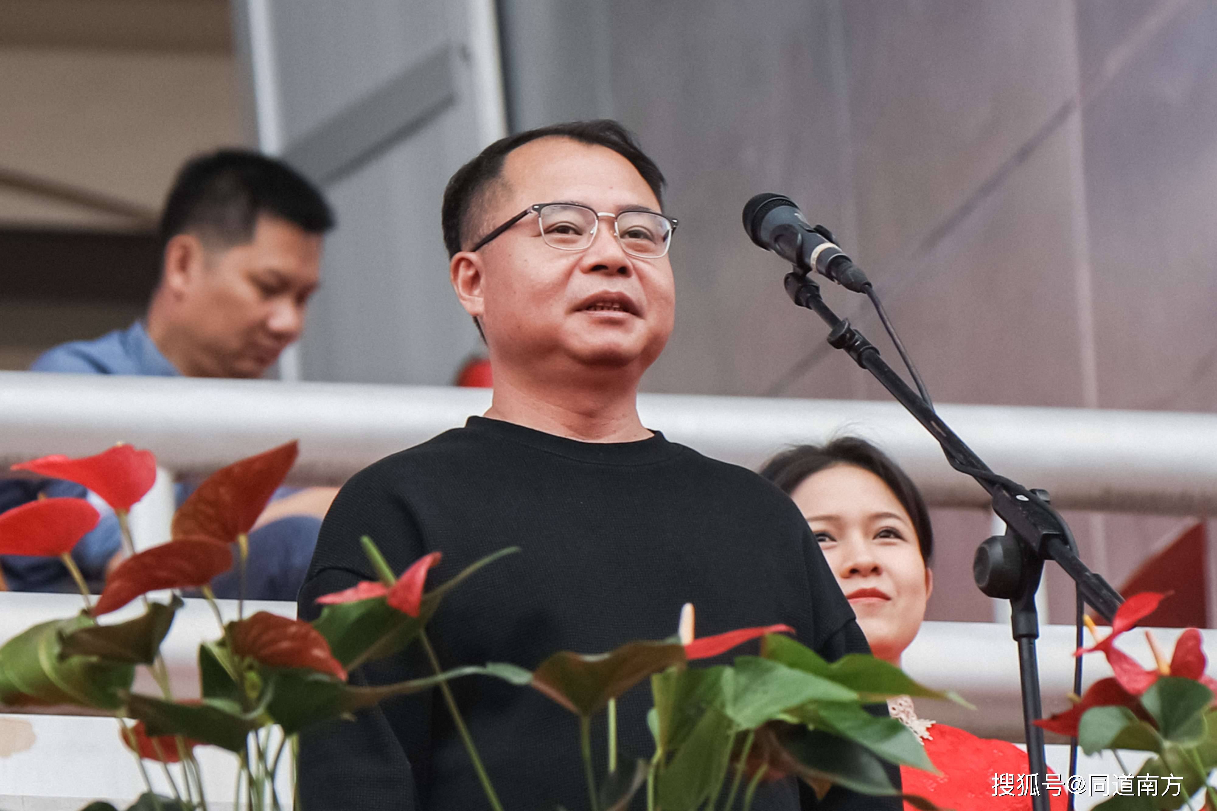 东兴市委书记彭绍关同志宣布本次比赛正式开赛!