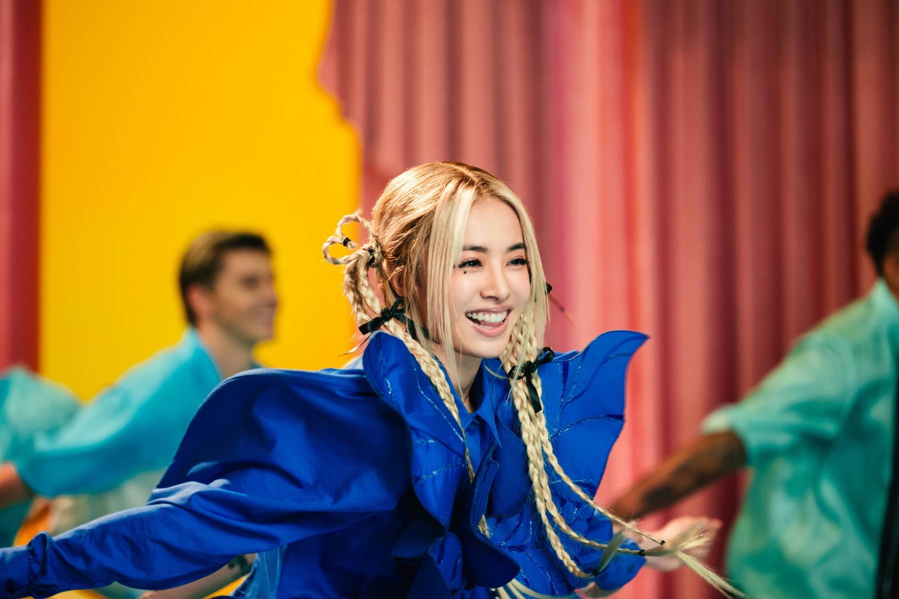 11月24日,蔡依林新歌 《ohlalala mv造型释出,她化身鬼马少女甜美灵动