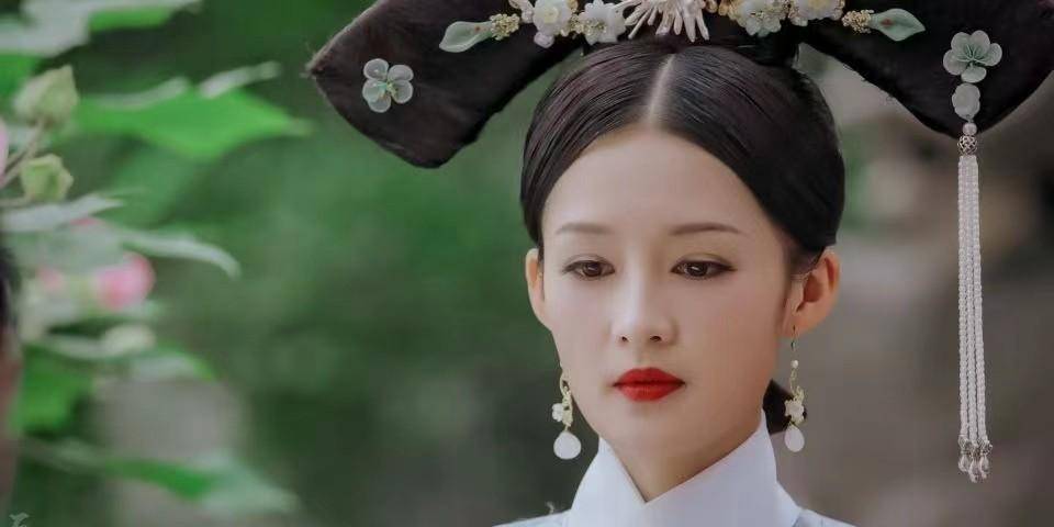 在古装剧《如懿传》中,李沁饰演的"寒香见"惊艳了不少观众,气质清冷