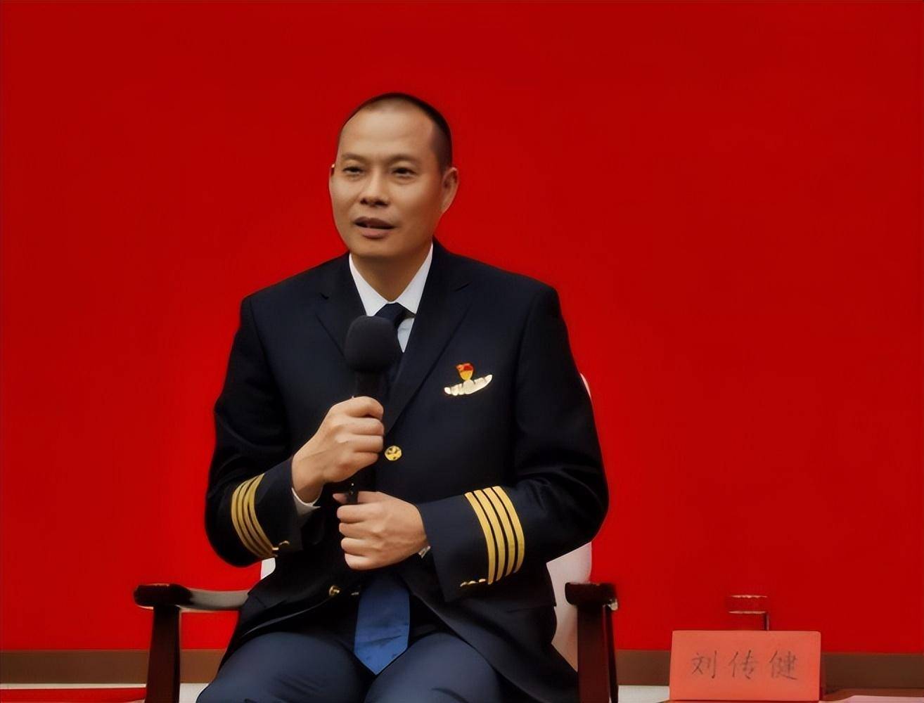 "中国机长"刘传健:34分钟救下128人,着陆后为何半年没复飞?