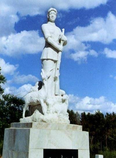 他们就把孙龙珍安葬在了塔斯提河畔,离梁上泉附近的哨所并不是很远,这