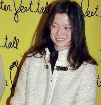 于是两人就有了秘密联系,后来朱咏婷还成为了谭咏麟的"秘密情人"