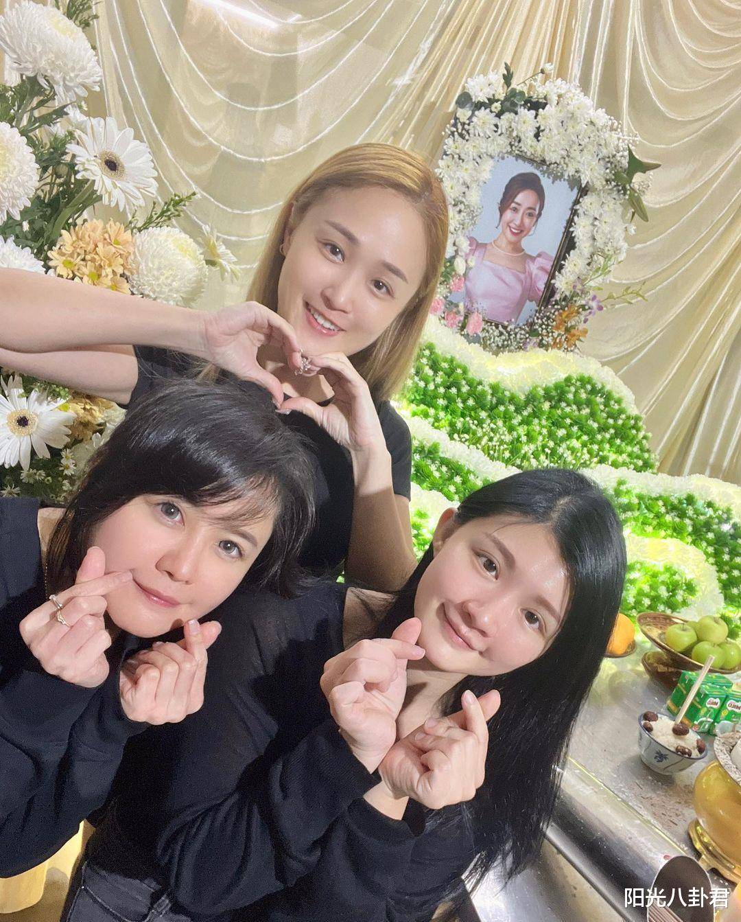 37岁女星猝死,好友灵堂前作秀合影,嘟嘴,比心,表情夸张_庄群施_队友