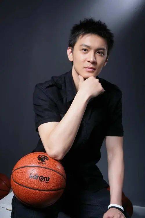 杨鸣离婚引热议!网友:男人太帅是祸害_辽宁大连_篮球_唐佳良