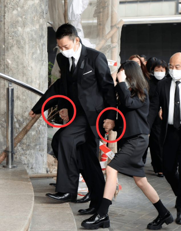 57岁朱丽倩出席公公葬礼!