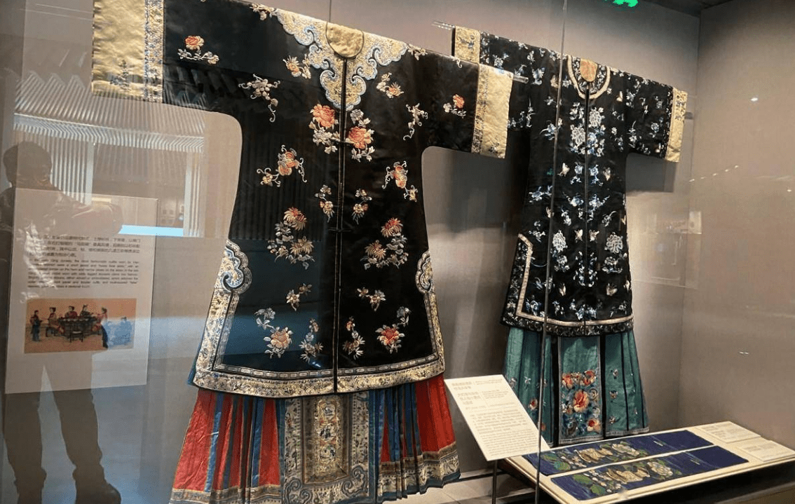 明朝马面裙的传承与变迁_元代_裙子_裙装