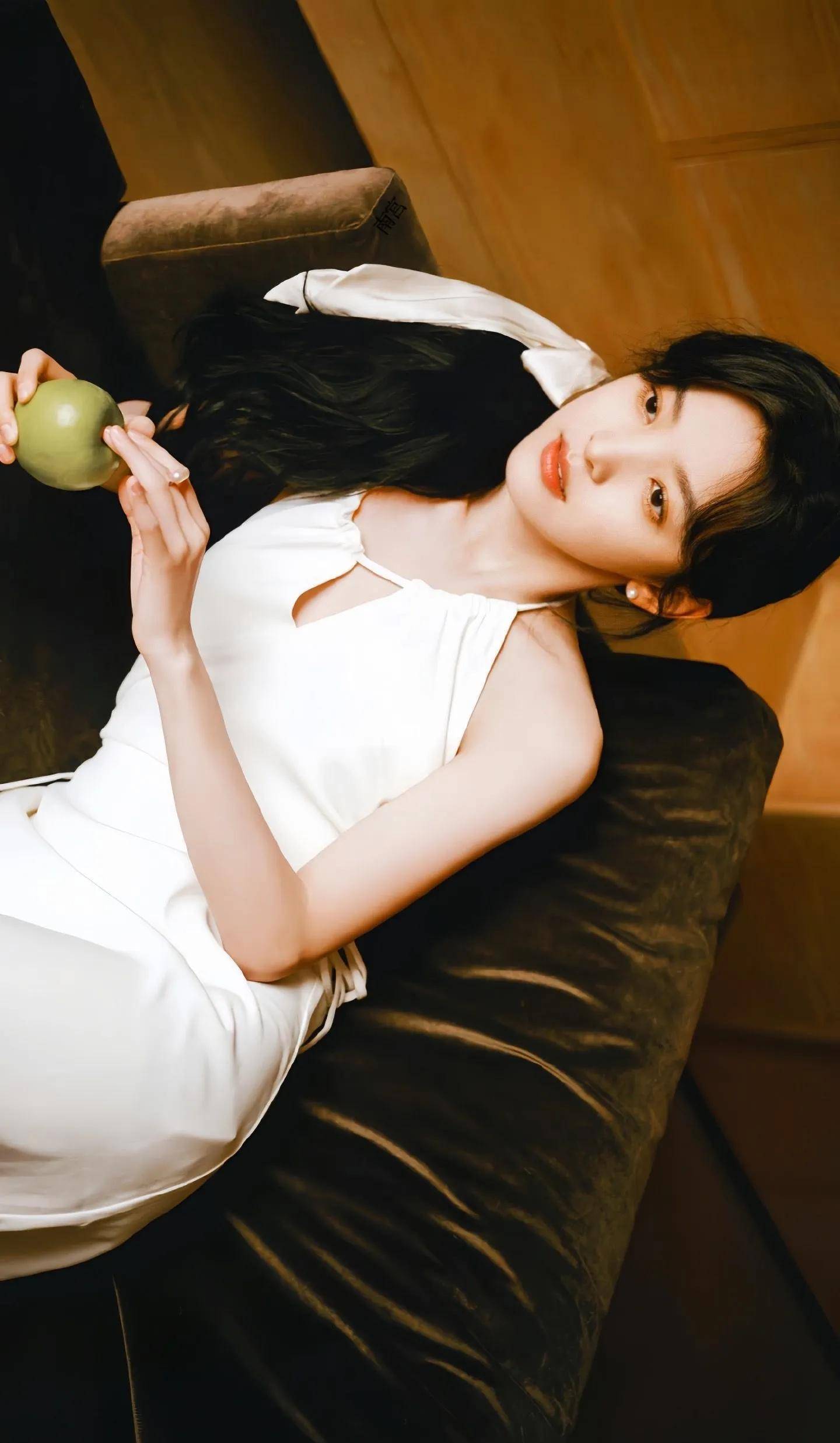 章若楠以公主头造型亮相,碎花连衣裙展现优雅气质_活动_观众_发型