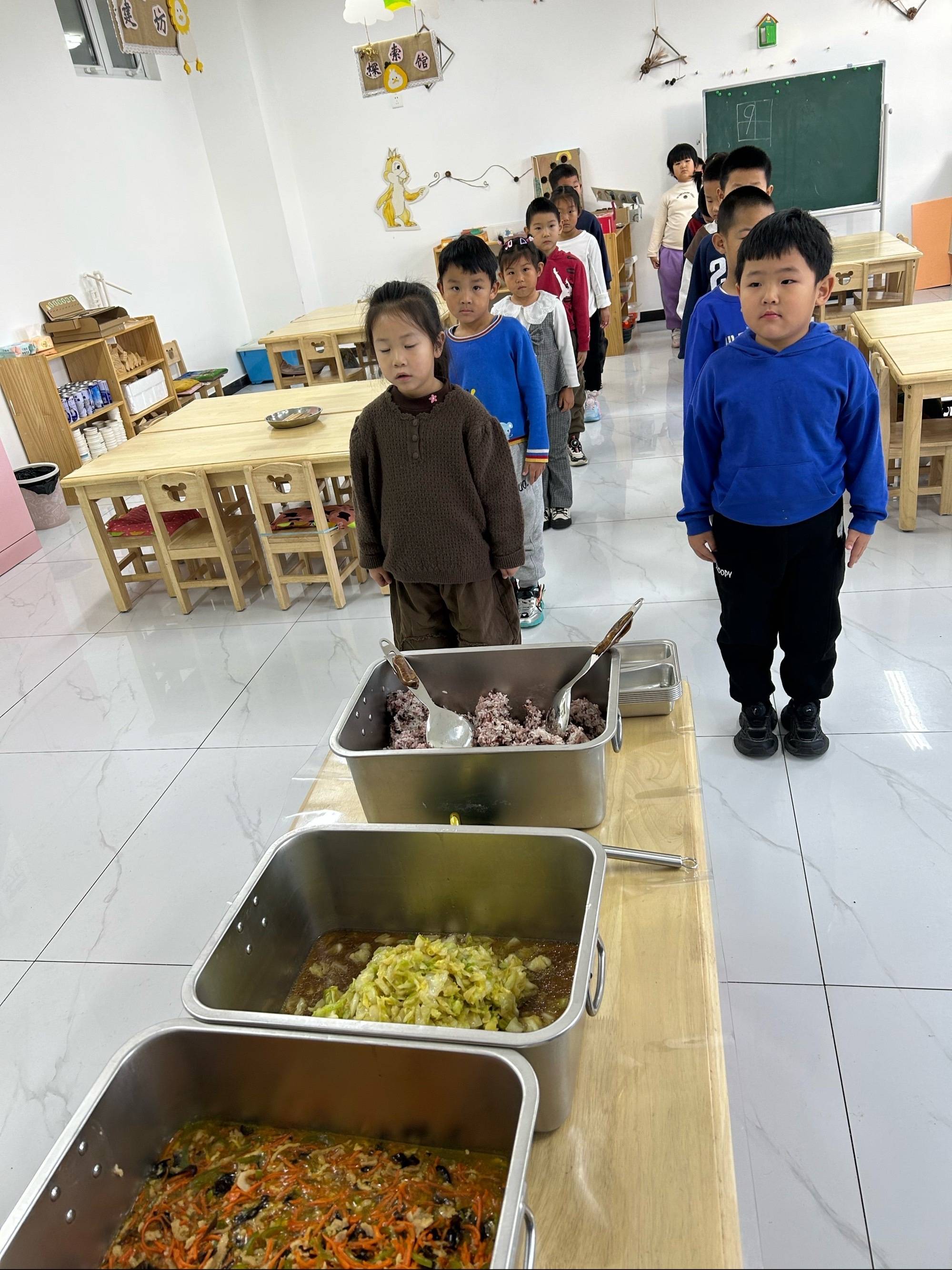 围场县第四幼儿园:幼儿自主进餐 共享美好"食"光_生活_教育_用餐