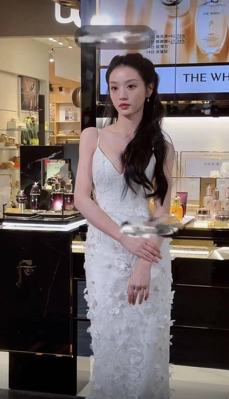 田曦薇"成都王府井"生图,仙女白裙又甜又嫩,满分身材真的惊艳_白色